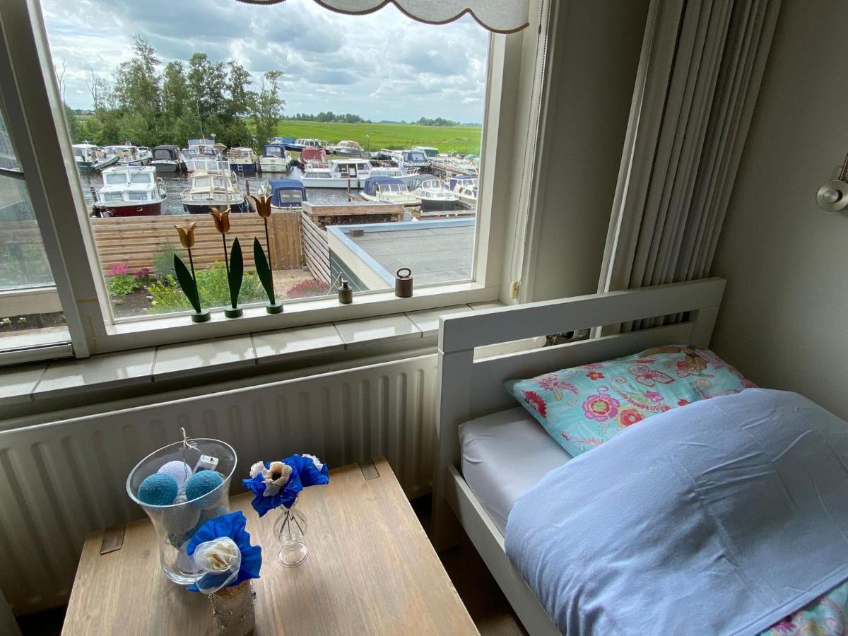 Huis Bij Het Water Met Sloepje Jutrijp Exterior foto
